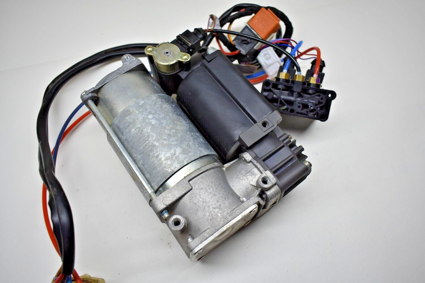 BMW X5 4.4i Air suspension compressor 37221092349