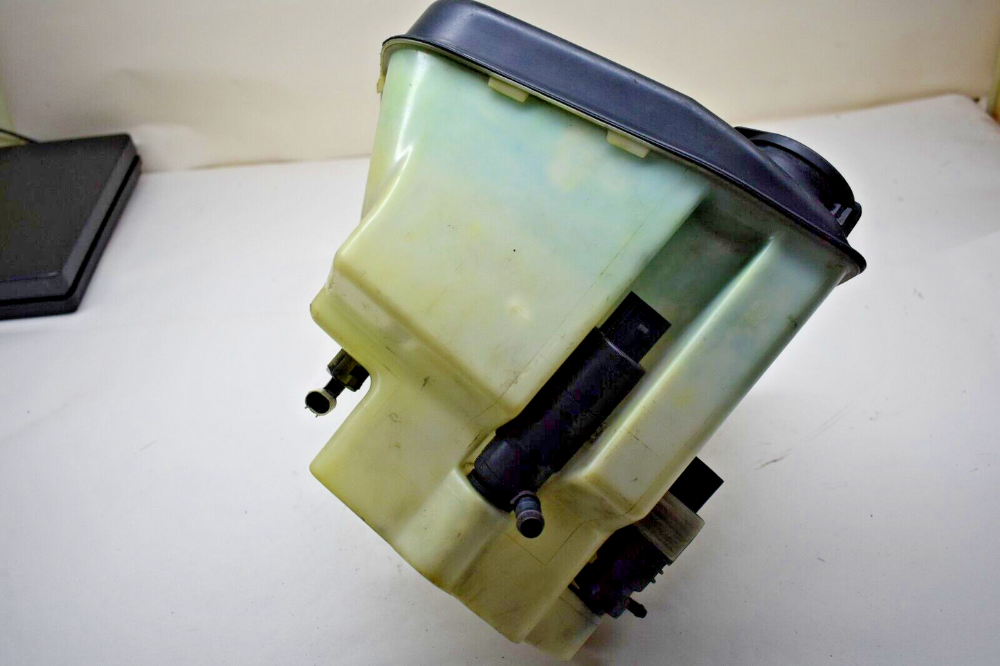 2003 BMW X5 4.4i Washer fluid reservoir 61668252722